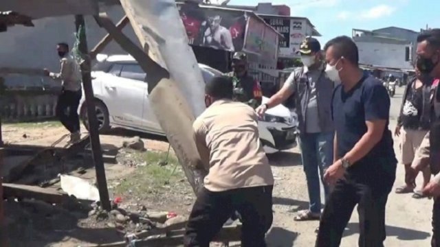 Petugas Satpol PP Gowa membongkar lapak pedagang kakilima di Jalan Pasar Minasamaupa, Kabupaten Gowa.
