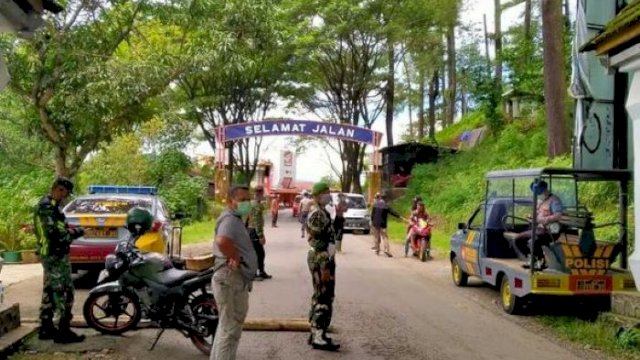 Ilustrasi: Petugas gabungan memblokade akses masuk kawasan objek wisata Malino, Kecamatan Tinggimoncong, Kabupaten Gowa, saat pandemi Covid-19 mulai mewabah pada tahun lalu. (int)