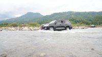 Tinjau Perencanaan Jalan Tambang, Plt Gubernur Offroad Seberangi Sungai Jeneberang