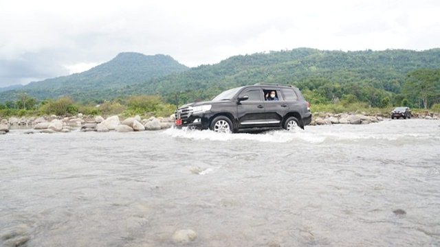 Kendaraan yang ditumpangi Plt Gubernur Sulsel Andi Sudirman Sulaiman melintas Sungai Jeneberang. ()
