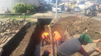 Dinas PU Makassar Turunkan Tim Satgas Perbaiki Plat Pelintas Jalan