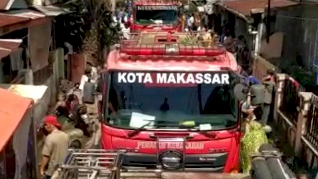 Kendaraan Milik Dinas Pemadam Kebakaran Makassar yang berusaha memadamkan api saat kebakaran di Jalan Abu Bakar Lambogo, Kota Makassar, Kamis (20/5/2021) siang.
