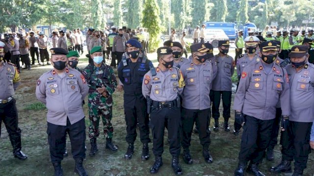 Suasana apel kesiapan pengamanan peringatan Hari Buruh Internasional (May Day) di fly over Makassar, Jl Urip Sumohardjo, Sabtu (1/5/2021).