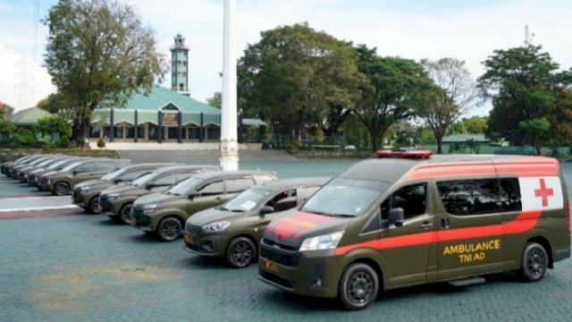Sebanyak 11 kendaraan dinas bantuan Kepala Staf Angkatan Darat (Kasad) Jenderal TNI Andika Perkasa untuk pejabat Kodam Hasanuddin. ()