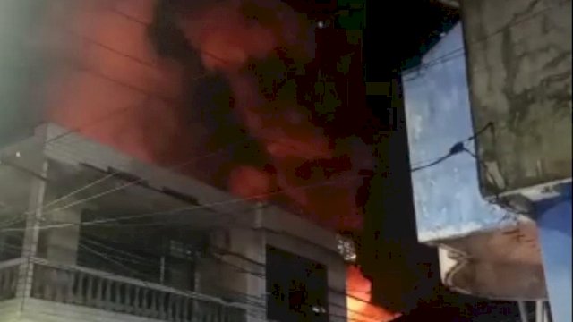 Kebakaran rumah di Jalan Tinumbu, Kelurahan Layang, Kecamatan Bontoala, Kota Makassar, pada Minggu (9/5/2021) dinihari.