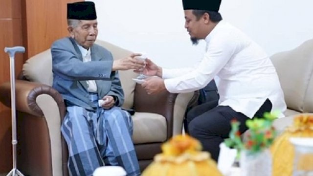 Ketua MUI Sulsel AGH KH Sanusi Baco LC dan Plt Gubernur Sulsel, Andi Sudirman Sulaiman.