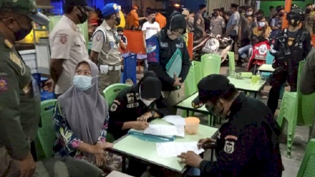 Satgas saat melakukan razia di salah satu tempat usaha. (int)