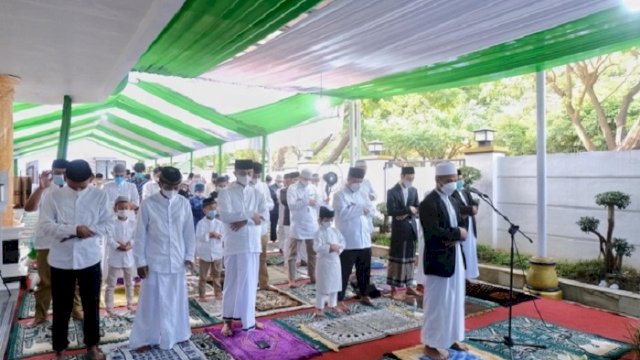 Plt Gubernur Sulsel Shalat Idul Fitri di Halaman Rumah Jabatan