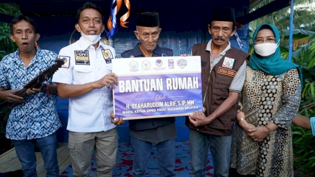 Sekertaris DPW Partai NasDem Sulawesi Selatan, Syaharuddin alrif, menyerahkan langsung bantuan rumah tersebut kepada Wa Supu pada Jumat (21/5/2021).