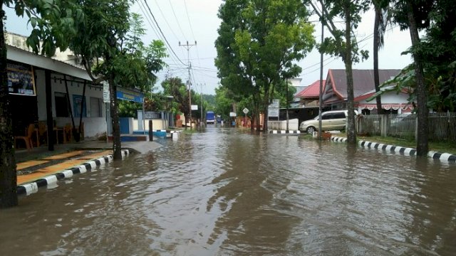 Hujan Deras di Sinjai: Sejumlah Jalan Tergenang, Beberapa Pohon Tumbang