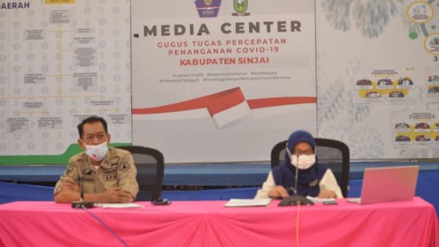 Kepala Dinas Kesehatan Sinjai, dr. Emmy Kartahara Malik, saat jumpa pers di Media Center Satgas Percepatan Penanganan Covid-19, Rabu (5/5/21).