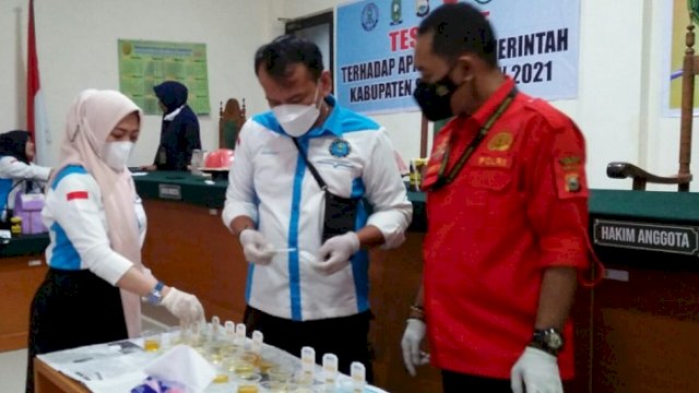 Hakim dan Puluhan Pegawai Pengadilan Negeri Sinjai Jalani Tes Urine
