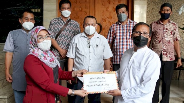 Walikota Makassar, Moh Ramdhan Pomanto menerima sumbangan dari Komunitas Golorong untuk masyarakat Palestina. ()