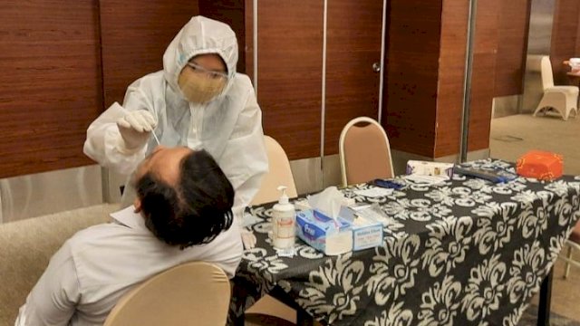 Seorang karyawan Kalla Group sedang menjalani swab antigen test pascalibur Idul Fitri, Senin (17/5/2021).