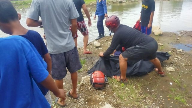 Petugas saat melakukan evakuasi korban tenggelam di kubangan Stadion Mattoanging, Minggu (23/5/2021).