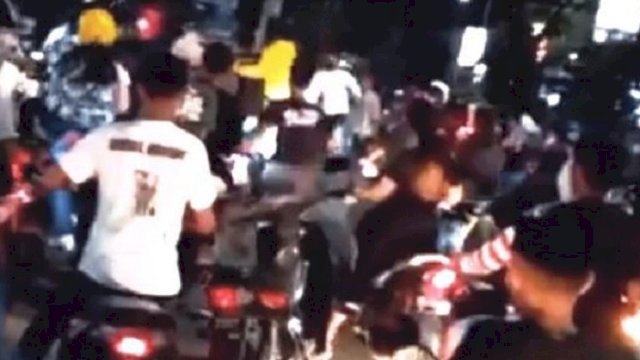 Suasana saat pengantar jenazah ribut dengan pengendara di Makassar. (tangkapan layar/int)