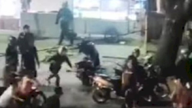 Viral puluhan pemuda bentrok di jalanan. (int)