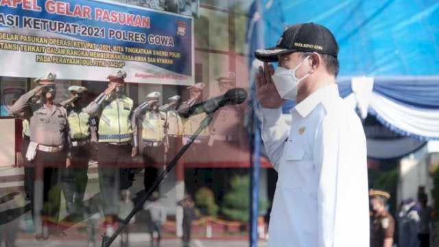 Wakil Bupati Gowa, H Abd Rauf Malaganni menjadi Inspektur Apel Gelar Pasukan Operasi Ketupat 2021 dalam Rangka Perayaan Hari Raya Idul Fitri 1442 Hijriah di masa pandemi Covid-19 di Halaman Mapolres Gowa, Rabu (5/5/2021).