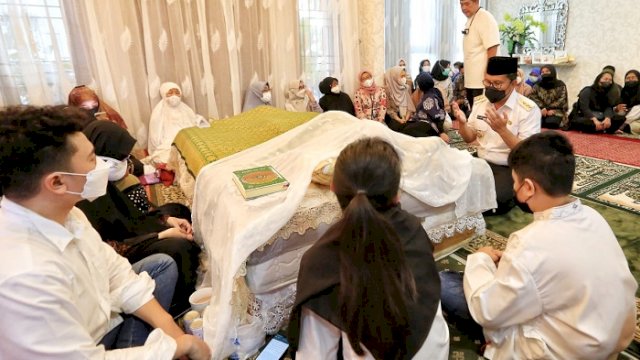 Walikota Makassar, Moh Ramdhan Pomanto melayat di rumah duka Almarhum Irvan Wiraguna Roem, Rabu (19/5/2021).