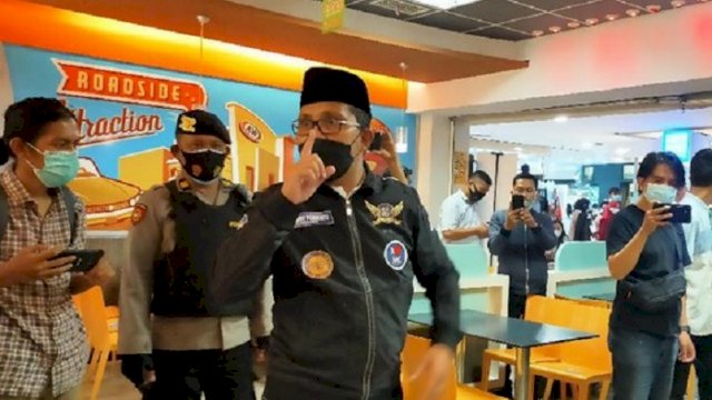 Walikota Makassar Danny Pomanto sidak Mall Panakukang, Minggu (2/5/2021) malam. Dengan menggunakan pengeras suara, Danny meminta pengeloa dan pengunjung untuk taat protokol kesehatan. (int)