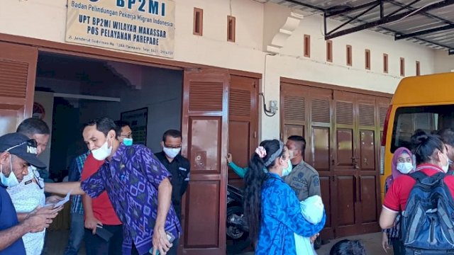 Penjemputan warga Sinjai di Kantor Badan Perlindungan Pekerja Migran Indonesia (BP2MI) Parepare. ()