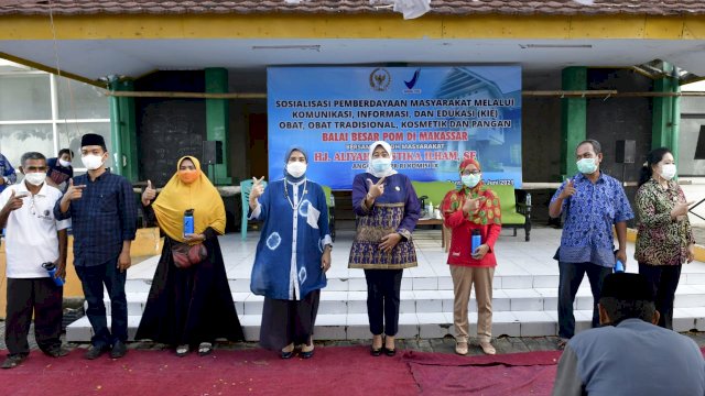 Anggota DPR RI, Aliyah Mustika Ilham bersama BPOM sosialisasikan KIE, di Kabupaten Bantaeng, Minggu (13/6/2021).