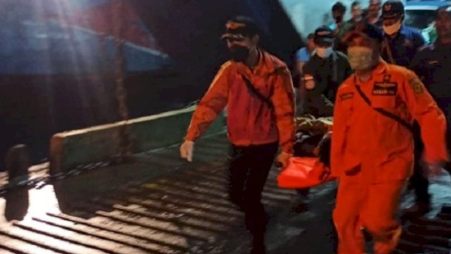 Petugas mengevakuasi korban kapal tenggelam di Gilimanuk, Jembrana, Bali. (int)