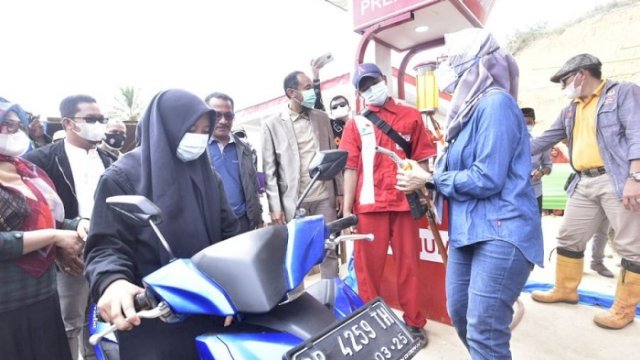 Bupati Luwu Utara, Indah Putri Indriani, saat melakukan uji coba pengisian BBM Satu Harga di Kecamatan Seko.