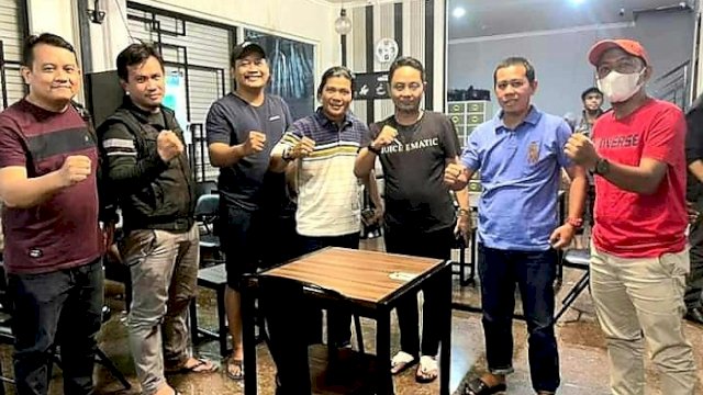 Para alumni yang menolak wacana penutupan SUPM Bone.