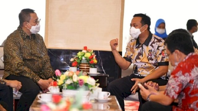 Plt Gubernur Sulsel Andi Sudirman Sulaiman dan Direktur Jenderal Pelayanan Kesehatan (Yankes) Kementerian Kesehatan RI, Prof. dr. Abdul Kadir, saat membahas renana pembangunan RS Pusat Otak Nasional. Pertemuan berlangsung di Baruga Lounge Kantor Gubernur Sulsel, Jumat (4/6/2021).