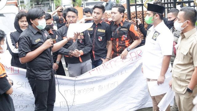 Anggota DPRD Makassar saat menerima aspirasi sejumlah pemuda dari Sapma PP, Selasa (29/6/2021).