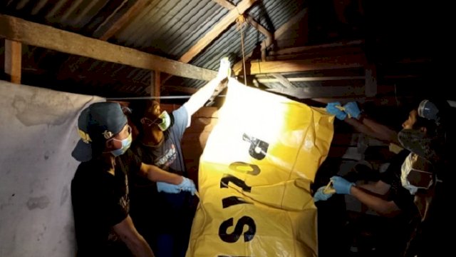 Petugas mengevakuasi korban di sebuah rumah kebun. (Dok. Polres Wajo)