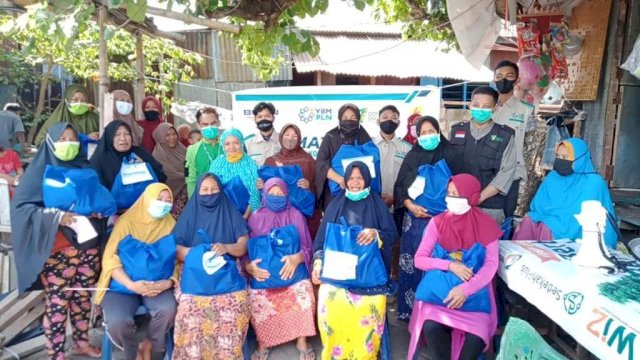 Dompet Dhuafa dan YBM PLN UP3 Makassar Selatan Bagikan Sembako untuk Dhuafa