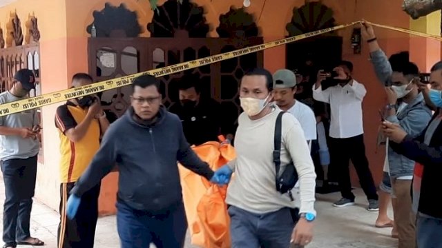 Petugas saat mengevakuasi jenazah korban yang ditemukan tewas di dalam kamar kosnya. (int)
