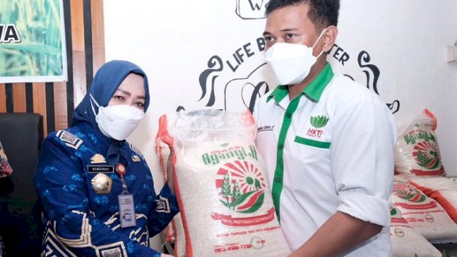 Pj Sekda Gowa Kamsina menghadiri launching Beras Agangta, di Warkop Agangta Sungguminasa, Jumat (25/6/2021).