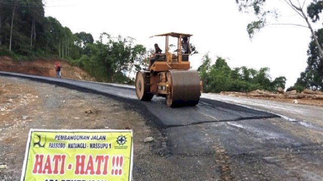 Pembangunan jalan ruas Passobo-Matangli-Massupu di Kabupaten Tana Toraja kini sudah mencapai 41,35 persen.