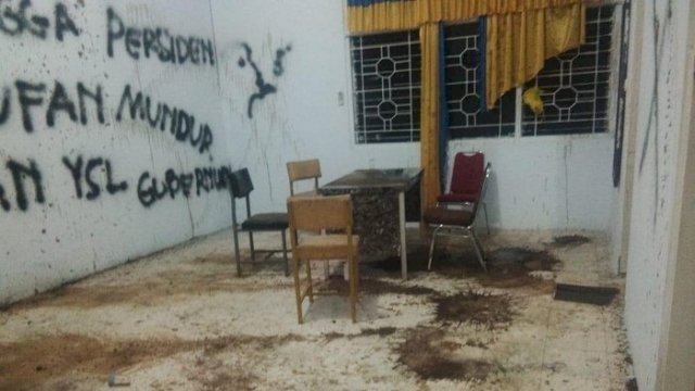 Terlihat dinding Kantor Golkar Sinjai dipenuhi coretan. Di lantai juga berceceran oli bekas. (Dok. Istimewa/int)