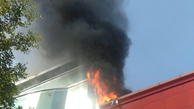 Kebakaran terjadi di gedung bertingkat di Jalan Pengayoman, Kota Makassar, Sulawesi Selatan, Rabu (9/6/2021). (ist)