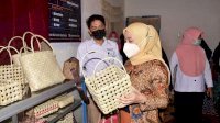 Daun Lontar Ini Dianyam Jadi Tempat Parcel hingga Tas, Begini Hasilnya