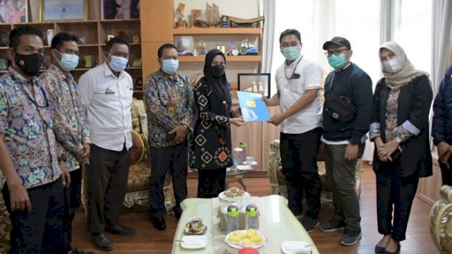 Penyerahan aset rumah khusus nelayan dari Kementerian PUPR yang diterima oleh Bupati Luwu Utara, Indah Putri Indriani.