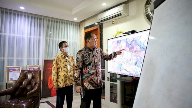 Walikota Makassar Moh Ramdhan &ldquo;Danny&rdquo; Pomanto melihat konsep rencana lintasan kereta api jalur atas saat pertemuan dengan Balai Pengelola Kereta Api (BPKA) Sulawesi Selatan, Selasa (8/6/2021).
