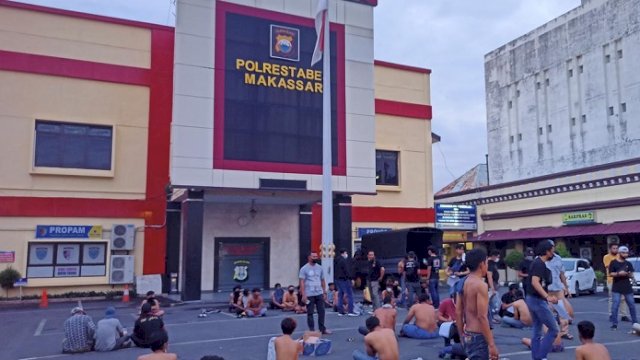 Polrestabes Makassar menggelar operasi preman, sekitar 100 orang diamankan. (int)