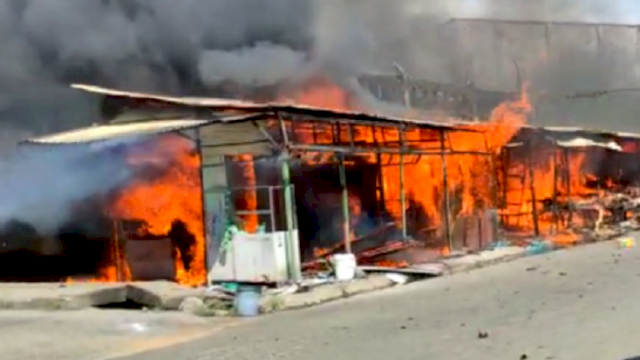 Pasar Sentral Pangkajene yang terbakar, Selasa (8/6). (int)