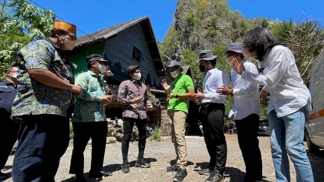 Bertemu di Rammang-rammang Maros, Menteri Sandiaga dan Youtuber Atta Halilintar Berbalas Pantun
