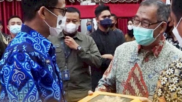 Menparekraf Sandiaga Uno menerima roti mantau dari Wakil Walikota Parepare Pangerang Rahim.