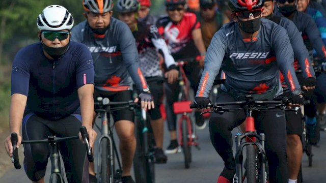 Danny dan Kapolda Bersama Forkopimda Bersepeda Santai dari Makassar ke Maros