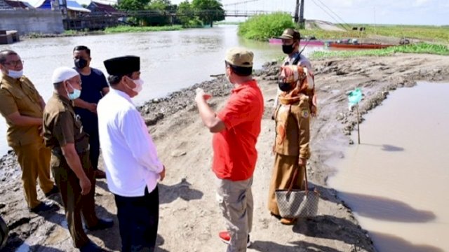 Plt Gubernur Sulsel Andi Sudirman Sulaiman, meninjau progres pembangunan Jembatan Malake di Wette&rsquo;e, Kecamatan Panca Lautang, Kabupaten Sidrap, Selasa (8/6/2021). 