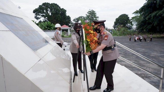 Kapolda Sulsel Irjen Pol Merdisyam saat ziarah ke TMP Panaikang, Selasa (29/6/2021).