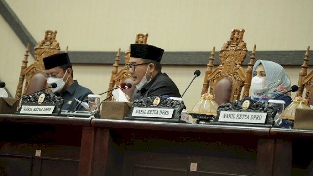 Wakil Ketua DPRD Makassar Adi Rasyid Ali saat memimpin rapat paripurna didampingi Andi Suhada Sappaile beserta Sekretaris Daerah Kota Makassar Ir. M. Ansar.