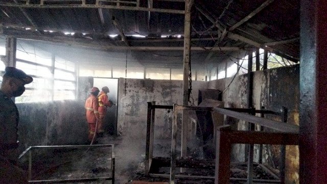 Kafe Telkom di Jalan AP Pettarani Makassar terbakar pada Rabu pagi (14/7/2021). (int)